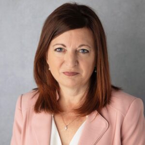tracy 2021 headshot 1